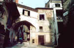 L'arco della Rocca con l'antica curia comunale